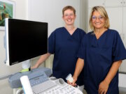 Die Leitende Abteilungsärztin der Brustklinik Dr. Manuela Seifert (re.) und Brust-Schwester Jasmin Hankammer vom Bergischen Brustzentrum Solingen. (Foto: © Bastian Glumm).