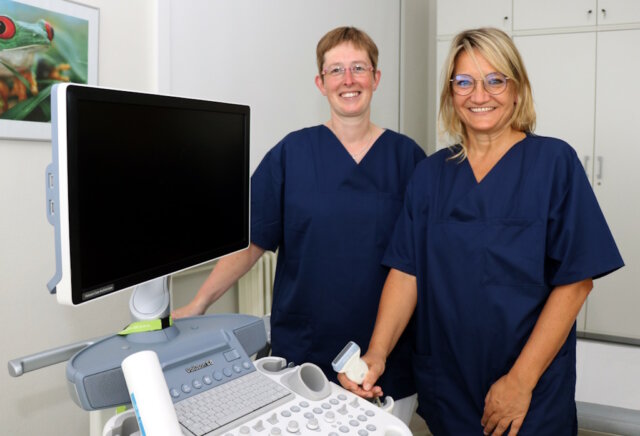 Die Leitende Abteilungsärztin der Brustklinik Dr. Manuela Seifert (re.) und Brust-Schwester Jasmin Hankammer vom Bergischen Brustzentrum Solingen. (Foto: © Bastian Glumm).