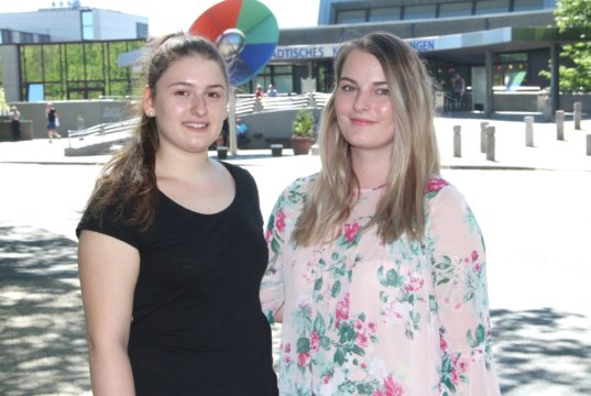 Aleksandra Jonaskovic (li.) absolvierte ein freiwilliges Jahr im Rahmen des Bundesfreiwilligendienstes in der Verwaltung des Klinikums und wurde in ein Ausbildungsverhältnis übernommen. Dajana Drozdova (re.) ist im Solinger Klinikum Ansprechpartnerin für den Bundesfreiwilligendienst. (Foto: © Bastian Glumm)