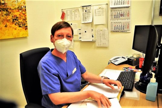 Sandra Wassenberg ist Teamleiterin der Zentralen ambulanten Koordination, kurz ZAK. Sie ist bereits seit 30 Jahren im Klinikum tätig. (Foto: © Martina Hörle)