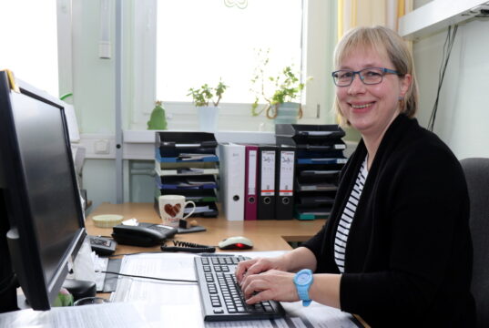 Silke Metzner gehört seit mehreren Jahren zum Team der Patientennachsorge. Die Abteilung ist zuständig für die Organisation der zielgerichteten Nachsorge im Anschluss an den stationären Aufenthalt eines Patienten. (Foto: © Bastian Glumm)