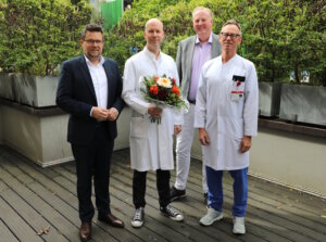 Bei der offiziellen Einführung des neuen Chefarztes am Klinikum Solingen: v.li. Kai Sturmfels (Kaufmännischer Direktor), Prof. Dr. Alexander Mathes, Klinikum-Geschäftsführer Prof. Dr. Martin Eversmeyer und Prof. Dr. Boris Pfaffenbach (Ärztlicher Direktor). (Foto: © Bastian Glumm)