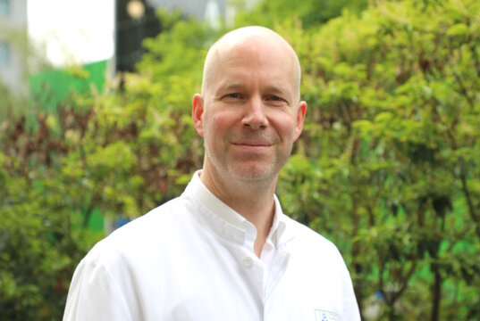 Prof. Dr. Alexander Mathes hat die Leitung der Klinik für Anästhesie, Operative Intensivmedizin, Rettungsmedizin und Palliativmedizin am Städtischen Klinikum Solingen übernommen. (Foto: © Bastian Glumm)