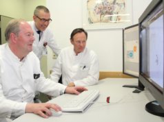 Arbeiten sehr eng zusammen und tauschen sich regelmäßig in der Tumorkonferenz aus: v.li. Professor Dr. René Lorenz, Chefarzt des Institutes für Radiologie, Professor Dr. Wolfgang Schwenk, Chefarzt der Klinik für Allgemein- und Viszeralchirurgie und Professor Dr. Boris Pfaffenbach, Chefarzt der Klinik für Gastroenterologie, Onkologie und Allgemeine Innere Medizin am Klinikum Solingen. (Foto: © Bastian Glumm)