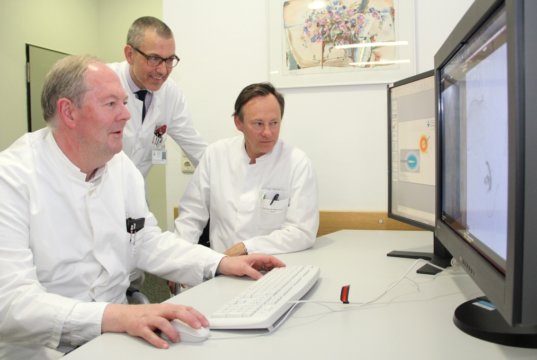 Arbeiten sehr eng zusammen und tauschen sich regelmäßig in der Tumorkonferenz aus: v.li. Professor Dr. René Lorenz, Chefarzt des Institutes für Radiologie, Professor Dr. Wolfgang Schwenk, Chefarzt der Klinik für Allgemein- und Viszeralchirurgie und Professor Dr. Boris Pfaffenbach, Chefarzt der Klinik für Gastroenterologie, Onkologie und Allgemeine Innere Medizin am Klinikum Solingen. (Foto: © Bastian Glumm)