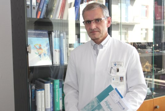 Prof. Dr. med. Sascha Flohé ist Chefarzt der Klinik für Unfallchirurgie, Orthopädie und Handchirurgie im Städtischen Klinikum Solingen. (Foto: © Bastian Glumm)