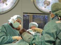 Dr. Oliver Voß (li.) Oberarzt der Klinik für Unfallchirurgie, Orthopädie und Handchirurgie, verschafft sich einen Überblick über den Zustand des vor 18 Jahren verletzten Knochens in Stevens Bein. (Foto: © Karin Morawietz/Klinikum)
