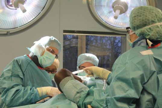 Dr. Oliver Voß (li.) Oberarzt der Klinik für Unfallchirurgie, Orthopädie und Handchirurgie, verschafft sich einen Überblick über den Zustand des vor 18 Jahren verletzten Knochens in Stevens Bein. (Foto: © Karin Morawietz/Klinikum)