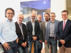 Arbeiten eng zusammen und wollen die Patienten sensibilisieren: v.li. Dr. Heitham Abu-Nasir, Heinrich Apfelstedt, Dr. Knut Seiffert, Dr. Norbert Gärtig und Dr. Robert Weindl von der Chirurgischen Gemeinschaftspraxis mit Prof. Dr. Sascha Flohé, Chefarzt der Klinik für Unfallchirurgie, Orthopädie und Handchirurgie am Klinikum, und Prof. Dr. Thomas Standl, medizinischer Geschäftsführer des Klinikums. (Foto: © Bastian Glumm)