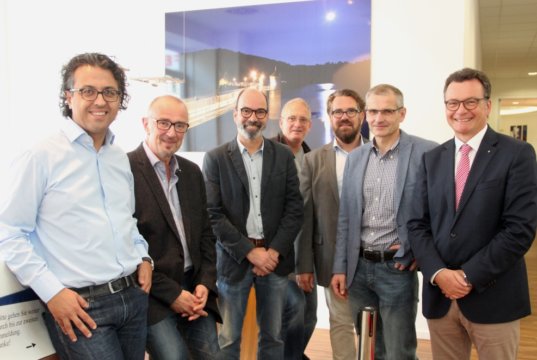 Arbeiten eng zusammen und wollen die Patienten sensibilisieren: v.li. Dr. Heitham Abu-Nasir, Heinrich Apfelstedt, Dr. Knut Seiffert, Dr. Norbert Gärtig und Dr. Robert Weindl von der Chirurgischen Gemeinschaftspraxis mit Prof. Dr. Sascha Flohé, Chefarzt der Klinik für Unfallchirurgie, Orthopädie und Handchirurgie am Klinikum, und Prof. Dr. Thomas Standl, medizinischer Geschäftsführer des Klinikums. (Foto: © Bastian Glumm)