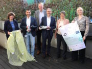 Bringen zunächst im Klinikum das Projekt "Circular.Care.Solingen" auf den Weg: v.li. Franka Bindernagel (Stadt Solingen), Sven Heuermann (Klinikum), Prof. Dr. Martin Eversymeyer (Geschäftsführer Klinikum), Beigeordneter Andreas Budde, Ariane Bischoff (Stadt Solingen) und Franziska Erbe (Wuppertal Institut). (Foto: © Bastian Glumm)