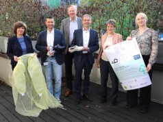 Bringen zunächst im Klinikum das Projekt "Circular.Care.Solingen" auf den Weg: v.li. Franka Bindernagel (Stadt Solingen), Sven Heuermann (Klinikum), Prof. Dr. Martin Eversymeyer (Geschäftsführer Klinikum), Beigeordneter Andreas Budde, Ariane Bischoff (Stadt Solingen) und Franziska Erbe (Wuppertal Institut). (Foto: © Bastian Glumm)