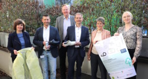 Bringen zunächst im Klinikum das Projekt "Circular.Care.Solingen" auf den Weg: v.li. Franka Bindernagel (Stadt Solingen), Sven Heuermann (Klinikum), Prof. Dr. Martin Eversymeyer (Geschäftsführer Klinikum), Beigeordneter Andreas Budde, Ariane Bischoff (Stadt Solingen) und Franziska Erbe (Wuppertal Institut). (Foto: © Bastian Glumm)