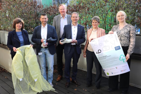 Bringen zunächst im Klinikum das Projekt "Circular.Care.Solingen" auf den Weg: v.li. Franka Bindernagel (Stadt Solingen), Sven Heuermann (Klinikum), Prof. Dr. Martin Eversymeyer (Geschäftsführer Klinikum), Beigeordneter Andreas Budde, Ariane Bischoff (Stadt Solingen) und Franziska Erbe (Wuppertal Institut). (Foto: © Bastian Glumm)