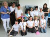 Chefärztin Nicole Backes (li.), Anne Blessmann (2.v.l.) und Schulleiterin Margarete Gorol (re.) mit den Kindern der Clown-AG der Grundschule Scheidter Straße nach ihrem Auftritt auf Station B21 im Klinikum Solingen. (Foto: © Bastian Glumm)