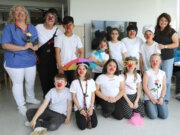 Chefärztin Nicole Backes (li.), Anne Blessmann (2.v.l.) und Schulleiterin Margarete Gorol (re.) mit den Kindern der Clown-AG der Grundschule Scheidter Straße nach ihrem Auftritt auf Station B21 im Klinikum Solingen. (Foto: © Bastian Glumm)