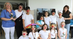 Chefärztin Nicole Backes (li.), Anne Blessmann (2.v.l.) und Schulleiterin Margarete Gorol (re.) mit den Kindern der Clown-AG der Grundschule Scheidter Straße nach ihrem Auftritt auf Station B21 im Klinikum Solingen. (Foto: © Bastian Glumm)