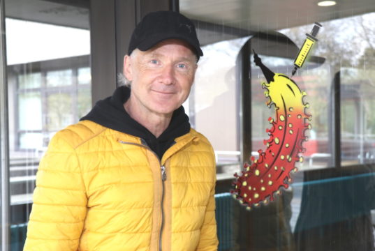 Aktionskünstler Thomas Baumgärtel aus Köln, der Banenensprayer, hinterließ am Freitag an drei Solinger Gesundheitseinrichtungen seine "Impf-Banane". (Foto: © Bastian Glumm)