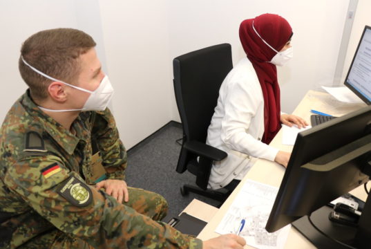 Zur Bewältigung der Corona-Krise unterstützen derzeit Soldaten der Flugbereitschaft des Bundesverteidigungsministeriums die Mitarbeiterinnen und Mitarbeiter des Solinger Klinikums. (Foto: © Bastian Glumm)