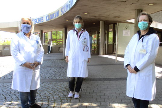 Sie wollen die Auswirkungen der Corona-Pandemie auf das Städtische Kinikum eindämmen (v.l.): Dr. med. Gertrud-Sofie Schenke, Ärtzliche Leitung Krankenhaushygiene, Dr. Stefanie Binus-Gifhorn, Fachärztin für Arbeitsmedizin, und Heike Altmann, Arzthelferin im Bereich Arbeitsmedizin. (Foto: © Florian Meurer)