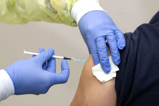 Im Klinikum werden die Mitarbeiterinnen und Mitarbeiter mit dem Biontech-Impfstoff versorgt. Der Impfvorgang selbst ist schnell erledigt. (Foto: © Bastian Glumm)