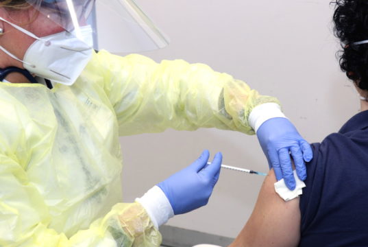 Am Dienstag starteten im Klinikum Solingen die Impfungen des exponierten Personals, nur ein Tag später wurde vom Land NRW ein Impfstopp für alle Krankenhäuser verfügt. (Foto: © Bastian Glumm)