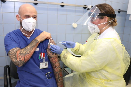 Auch im Klinikum laufen die Impfungen gegen das Coronavirus: Dr. Jane Sturmfels von der Arbeitsmedizin des Klinikums verabreicht die Impfung hier Timo Hemm, stellvertretender Leiter der Zentralen Notfallambulanz. (Foto: © Bastian Glumm)