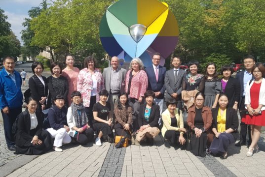 Eine chinesische Delegation aus 22 Krankenhausmanagern und Pflegedirektoren besuchte jetzt das Städtische Klinikum und die Altenzentren der Stadt Solingen. (Foto: © A. Bretzke/Klinikum)