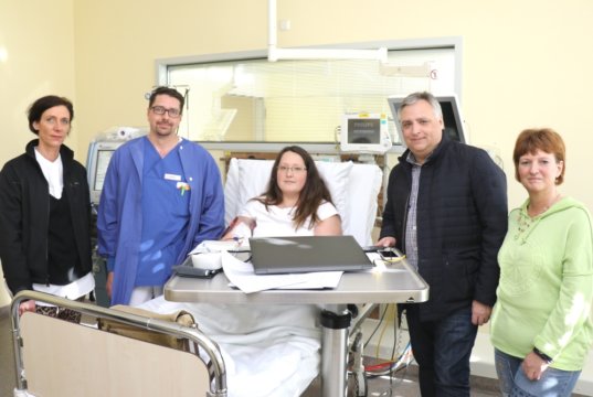 Freuen sich, für Carina Seidler im Klinikum bei der Dialysebehandlung eine besondere Arbeitsplatz-Regelung gefunden zu haben: v.li. Dorothea Grabe (Gleichstellungsbeauftragte), Thorsten Heider (Leitung Dialyse), Carina Seidler, Rainer Becker (Leitung Service-Betriebe) und Anja Hesse (Schwerbehindertenbeauftragte). (Foto: © Bastian Glumm)