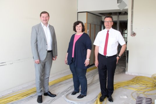 Wollen das Klinikum auf ökonomisch gesunde Füße stellen und konsequent den Weg der Digitalisierung gehen, wie in Pflegegruppe E 32, die derzeit saniert wird: v.li. Oberbürgermeister Tim Kurzbach und das Geschäftsführungs-Duo des Klinikums Barbara Matthies und Prof. Dr. Thomas Standl. (Foto: © Bastian Glumm)