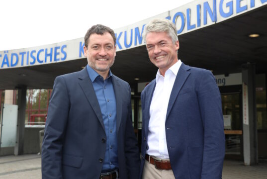 Ab dem 1. Januar neue Chefärzte im Klinikum Solingen: Prof. Dr. Marcel Dihné (li.) wird die Neurologie und Dr. Hannes Nordmeyer die Neuroradiologie leiten. (Foto: © Bastian Glumm)