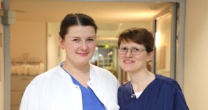 Dolores Draser (li.) und Sarah Wünsche übernehmen ab Februar neue Oberarztfunktionen in der Medizinischen Klinik III des Klinikums Solingen. (Foto: © Bastian Glumm)