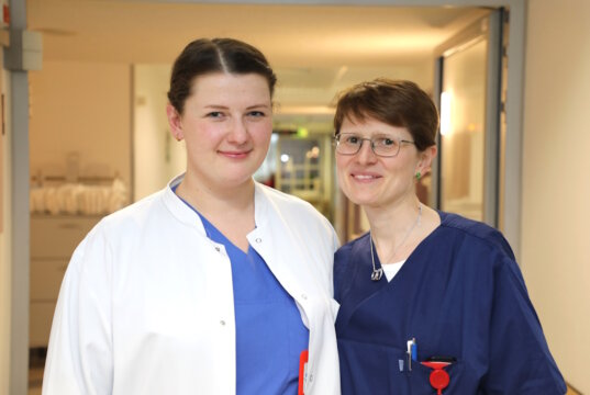 Dolores Draser (li.) und Sarah Wünsche übernehmen ab Februar neue Oberarztfunktionen in der Medizinischen Klinik III des Klinikums Solingen. (Foto: © Bastian Glumm)