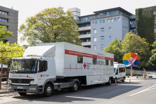 Das DRK-Blutspendemobil vor dem Haupteingang des Solinger Klinikums. (Foto: © Tim Oelbermann)