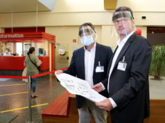 Das Foyer und der Eingangsbereich des Solinger Klinikums werden umgestaltet. Die Pläne stellten jetzt Prof. Dr. Thomas Standl (li.), Medizinischer Geschäftsführer des Klinikums, und Verwaltungsdirektor Hans-Jörg Schwarz vor. (Foto: © Bastian Glumm)