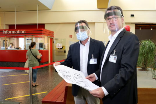 Das Foyer und der Eingangsbereich des Solinger Klinikums werden umgestaltet. Die Pläne stellten jetzt Prof. Dr. Thomas Standl (li.), Medizinischer Geschäftsführer des Klinikums, und Verwaltungsdirektor Hans-Jörg Schwarz vor. (Foto: © Bastian Glumm)