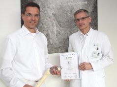 Freuen sich über die Rezertifizierung als Endoprothetikzentrum und auf viele Besucher des Infotages am 30. September: Dr. Oliver Voß (li.), Oberarzt der Klinik für Unfallchirurgie, Orthopädie und Handchirurgie und Leiter des Endoprothetikzentrums, und Prof. Dr. Sascha Flohé, Chefarzt der Klinik für Unfallchirurgie, Orthopädie und Handchirurgie am Klinikum. (Foto: © B. Glumm)