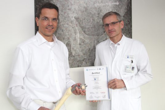 Freuen sich über die Rezertifizierung als Endoprothetikzentrum und auf viele Besucher des Infotages am 30. September: Dr. Oliver Voß (li.), Oberarzt der Klinik für Unfallchirurgie, Orthopädie und Handchirurgie und Leiter des Endoprothetikzentrums, und Prof. Dr. Sascha Flohé, Chefarzt der Klinik für Unfallchirurgie, Orthopädie und Handchirurgie am Klinikum. (Foto: © B. Glumm)