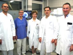 Die Oberärzte der Klinik für Gastroenterologie, Gastroenterologie, Onkologie und Allgemeine Innere Medizin am Klinikum Solingen mit ihrem Chef in der Endoskopie: v.li. Uwe Domogalski, Dr. Ute Stabenow-Lohbauer, Dr. Mechtild Langer, Dr. Lukas Schumacher und Chefarzt Prof. Dr. Boris Pfaffenbach. Auf dem Foto fehlt Dr. Alain Ngomo. (Foto: © B. Glumm)