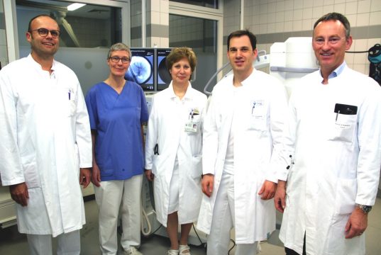 Die Oberärzte der Klinik für Gastroenterologie, Gastroenterologie, Onkologie und Allgemeine Innere Medizin am Klinikum Solingen mit ihrem Chef in der Endoskopie: v.li. Uwe Domogalski, Dr. Ute Stabenow-Lohbauer, Dr. Mechtild Langer, Dr. Lukas Schumacher und Chefarzt Prof. Dr. Boris Pfaffenbach. Auf dem Foto fehlt Dr. Alain Ngomo. (Foto: © B. Glumm)