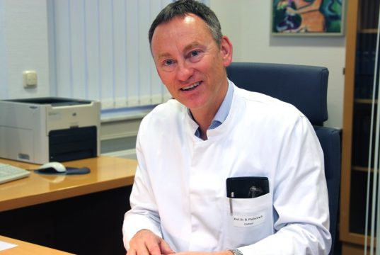 Prof. Dr. Boris Pfaffenbach ist Chefarzt der Klinik für Gastroenterologie, Onkologie und Allgemeine Innere Medizin am Klinikum Solingen. (Foto: © Bastian Glumm)