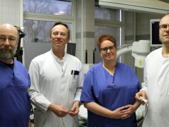 Die neuen Techniken werden in eingespielter Teamarbeit ausgeführt: v.li Hermann-Josef Müllenborn (Pflegeleitung Endoskopie), Chefarzt Prof. Dr. Boris Pfaffenbach, Stephanie Heußen-Sürig (Pflegeleitung Endoskopie) und Oberarzt Uwe Domogalski. (Foto: © Klinikum Solingen)