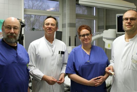 Die neuen Techniken werden in eingespielter Teamarbeit ausgeführt: v.li Hermann-Josef Müllenborn (Pflegeleitung Endoskopie), Chefarzt Prof. Dr. Boris Pfaffenbach, Stephanie Heußen-Sürig (Pflegeleitung Endoskopie) und Oberarzt Uwe Domogalski. (Foto: © Klinikum Solingen)