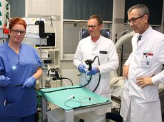 Prof. Dr. Wolfgang Schwenk (re.), Chefarzt der Klinik für Allgemein- und Viszeralchirurgie, und Prof. Dr. Boris Pfaffenbach, Chefarzt der Klinik für Gastroenterologie, Onkologie und Allgemeine Innere Medizin am Klinikum, setzen das "SpyGlass" erfolgreich in der Endoskopie ein. Endoskopie-Mitarbeiterin Stefanie Heußen-Sürig präsentiert die winzige Kamera. (Foto: © Bastian Glumm)