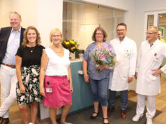 Freuen sich über den neuen Standort des Therapiezentrums im Klinikum Solingen: v.li. Klinikum-Geschäftsführer Dr. Martin Eversymeyer, Lissa Marek-Gerlach, Simône Heitland, Cornelia Ern-Joachim (Leitung), Klinikum-Geschäftsführer Prof. Dr. Thomas Standl und Prof. Dr. Sascha Flohé, Chefarzt der Klinik für Unfallchirurgie, Orthopädie und Handchirurgie. (Foto: © Bastian Glumm)