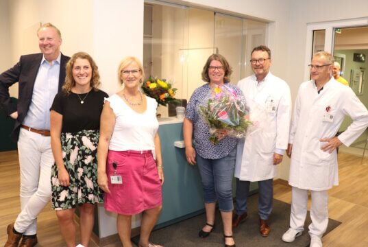 Freuen sich über den neuen Standort des Therapiezentrums im Klinikum Solingen: v.li. Klinikum-Geschäftsführer Dr. Martin Eversymeyer, Lissa Marek-Gerlach, Simône Heitland, Cornelia Ern-Joachim (Leitung), Klinikum-Geschäftsführer Prof. Dr. Thomas Standl und Prof. Dr. Sascha Flohé, Chefarzt der Klinik für Unfallchirurgie, Orthopädie und Handchirurgie. (Foto: © Bastian Glumm)