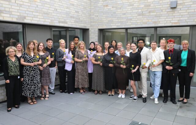 klinikum-examen-august-2026 Die 20 frisch examinierten Pflegefachassistentinnen und Pflegefachassistenten gemeinsam mit Vertretern der Solinger Akademie für Gesundheitsberufe und der kooperierenden Einrichtungen. (Foto: © Bastian Glumm)