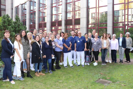 23 Pflegerinnen und Pfleger aus der ganzen Welt, die jetzt erfolgreich ihr Examen ablegten, wurden auf die Stationen und in die Funktionsbereiche des Klinikums entlassen. (Foto: © Bastian Glumm)