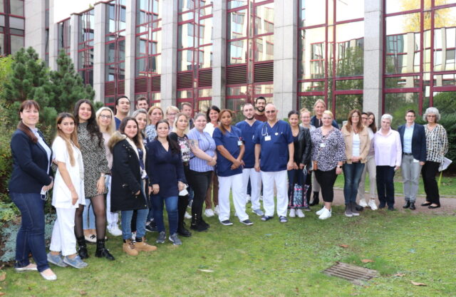 23 Pflegerinnen und Pfleger aus der ganzen Welt, die jetzt erfolgreich ihr Examen ablegten, wurden auf die Stationen und in die Funktionsbereiche des Klinikums entlassen. (Foto: © Bastian Glumm)