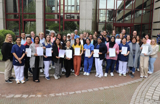 79 examinierte Pflegefachkräfte aus dem Ausland, die für das Klinikum Solingen tätig sind, haben jetzt ihr Anerkennungsverfahren erfolgreich abgeschlossen und können nun ihre Gesundheits- und Krankenpflegeurkunde vorweisen. (Foto: © Bastian Glumm)